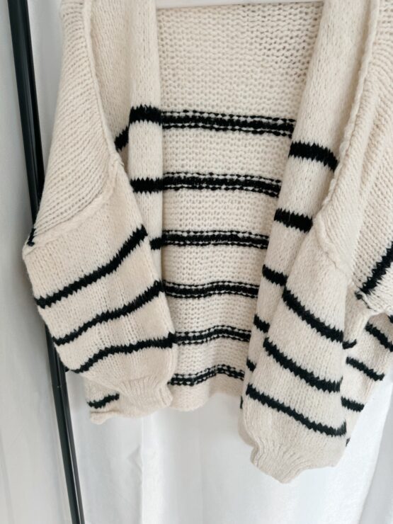 kuscheliger Cardigan 0164 gestreift in schwarz und weiß – Bild 4
