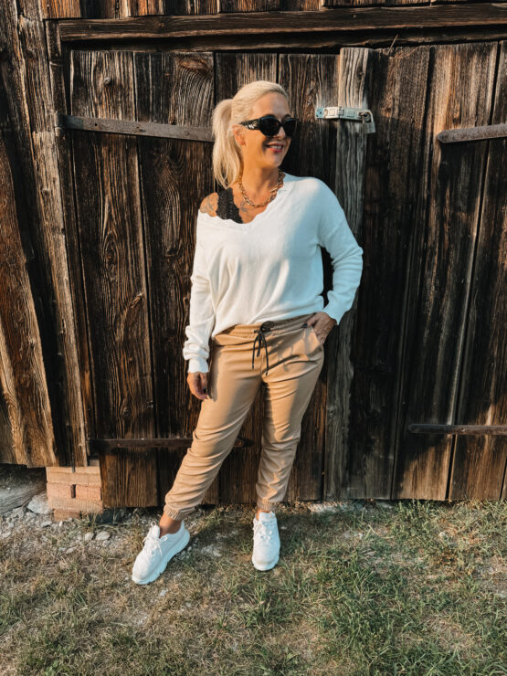 0173 Pullover mit Spitzen V Auschnitt in vielen Farben