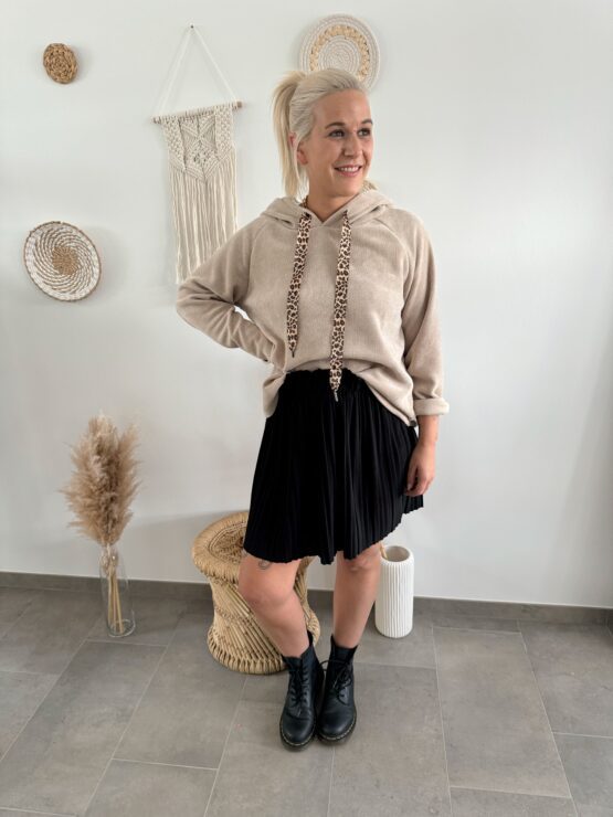 0207 kuscheliger Hoodie mit Leo Bändchen in beige und schwarz – Bild 11