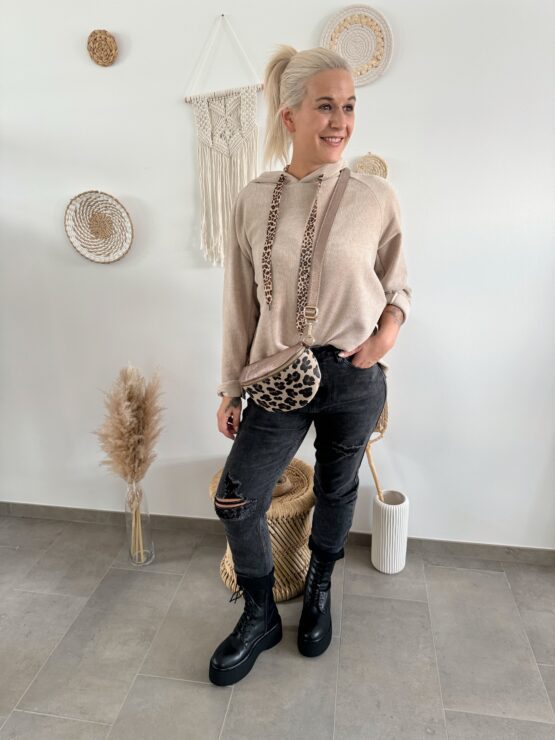 0207 kuscheliger Hoodie mit Leo Bändchen in beige und schwarz