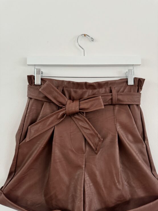 0222 Lederimitatshort in schwarz und cognac - Image 4