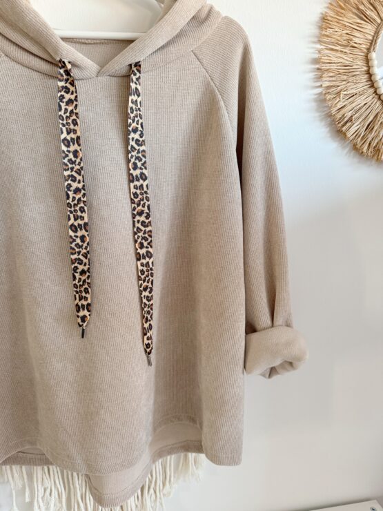 0207 kuscheliger Hoodie mit Leo Bändchen in beige und schwarz – Bild 2