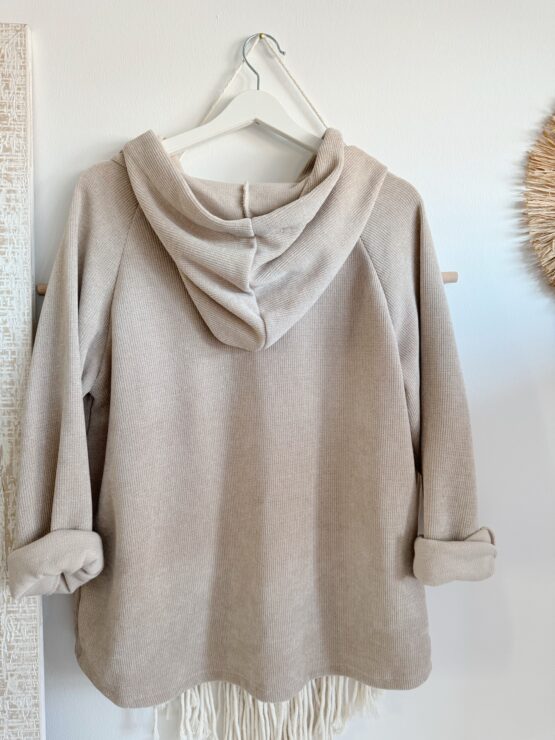 0207 kuscheliger Hoodie mit Leo Bändchen in beige und schwarz – Bild 3