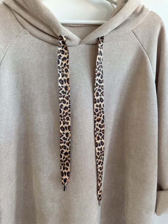 0207 kuscheliger Hoodie mit Leo Bändchen in beige und schwarz – Bild 5