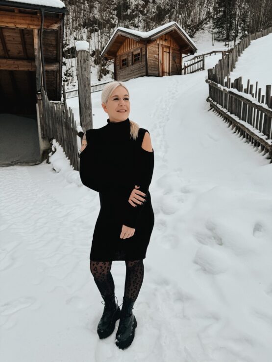 270 Strickkleid mit Cut Outs in beige, schwarz & grau