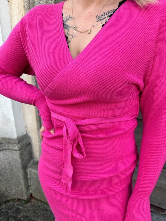 0281 Strickkleid mit Bindegürtel in pink, schwarz & grau - Image 3