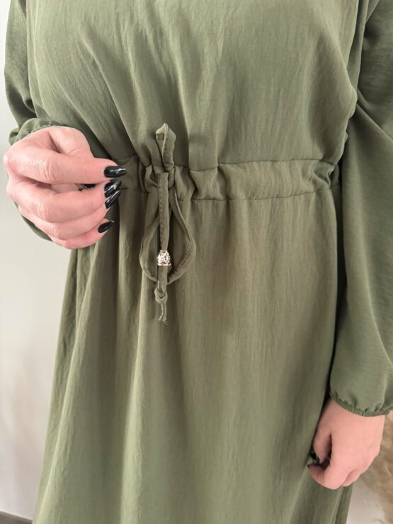 0275 Maxi Kleid mit Details in weinrot, khaki, schwarz - Image 3