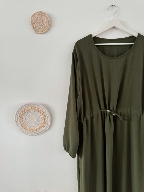 0275 Maxi Kleid mit Details in weinrot, khaki, schwarz - Image 7