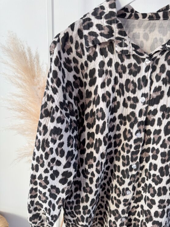 0315 Leo Musselin Bluse – Setze ein wildes Fashion-Statement! - Image 2