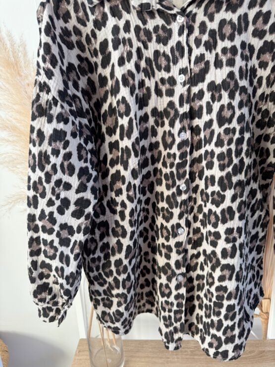 0315 Leo Musselin Bluse – Setze ein wildes Fashion-Statement! - Image 4