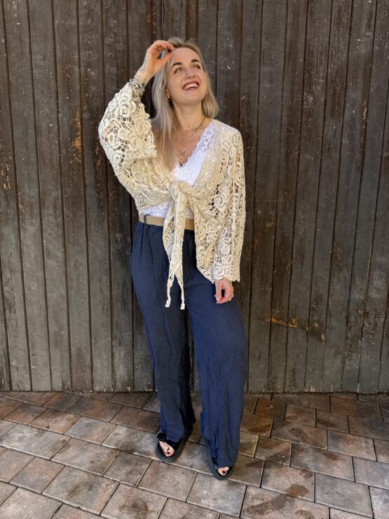 lookforward x Sarah LIMITIERTER CARDIGAN in beige, schwarz, weiß - Image 3
