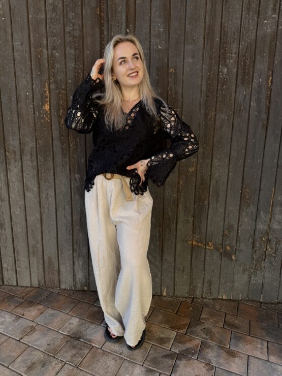 lookforward x Sarah LIMITIERTER Lochmusterpullover in schwarz & weiß – Bild 2