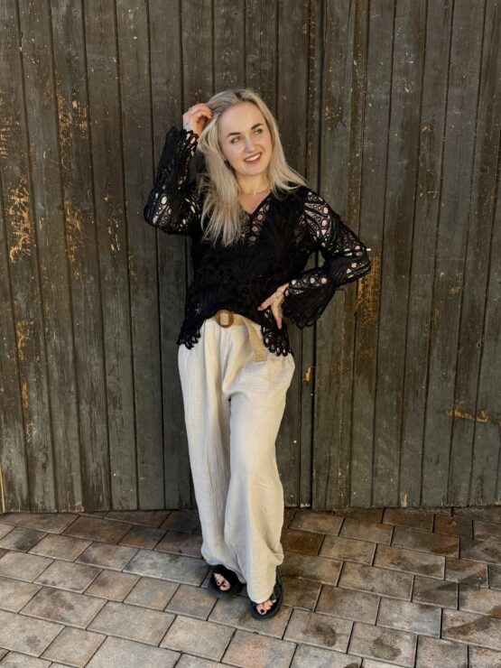 lookforward x Sarah LIMITIERTER Lochmusterpullover in schwarz & weiß – Bild 3