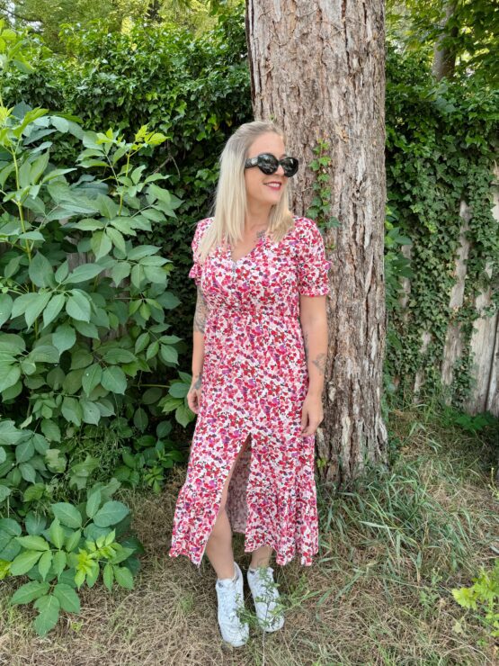 408 lookforward x Sarah 🌸 Romantik pur – dein neues Sommerkleid in Blütenmeer-Optik 🌸