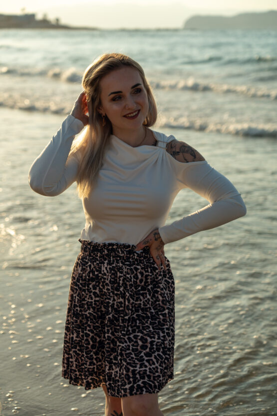 ✨ lookforward x Sarah Verführerisch & elegant – dein neues Lieblingsshirt mit Glam-Effekt ✨