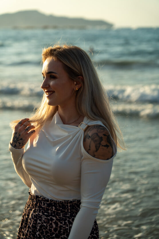 ✨ lookforward x Sarah Verführerisch & elegant – dein neues Lieblingsshirt mit Glam-Effekt ✨ – Bild 3