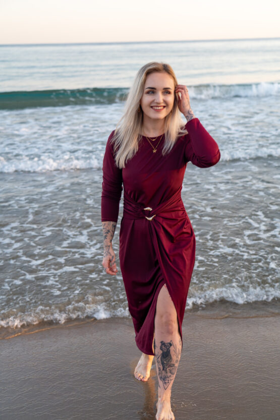 💫 lookforward x Sarah  – Elegantes Wickelkleid mit Taillenraffung & Gold-Detail