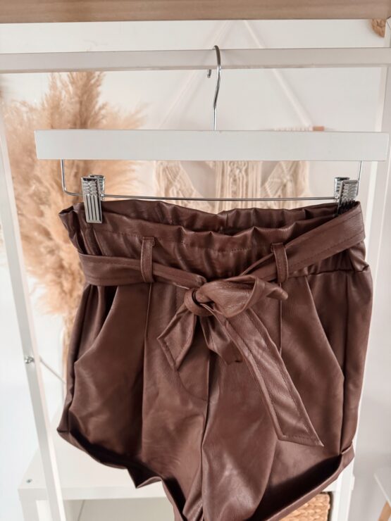 066 Paperbag Kunstleder-Shorts in schwarz und cognac - Image 5