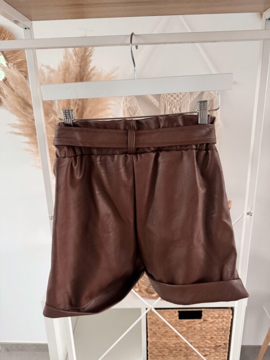 066 Paperbag Kunstleder-Shorts in schwarz und cognac - Image 3