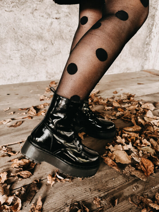 065 Chunky Lack Boots in weinrot und schwarz