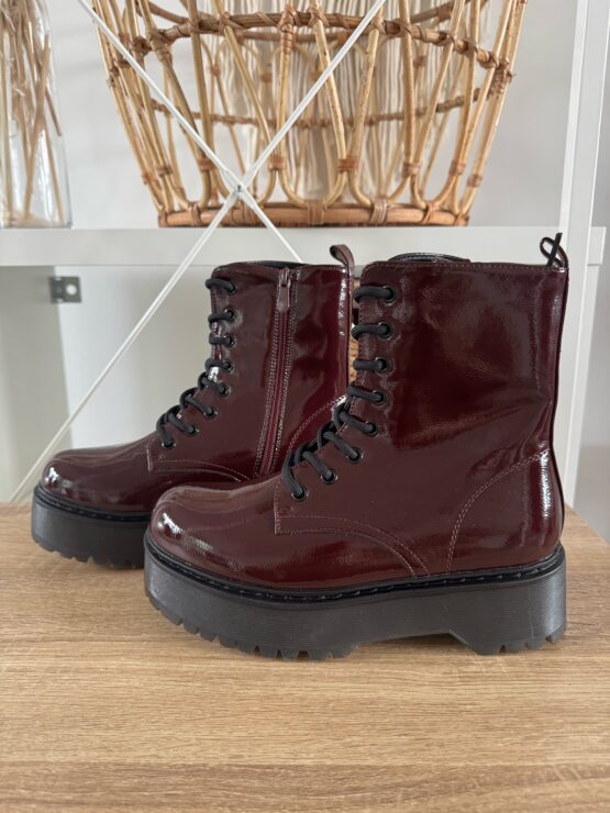 065 Chunky Lack Boots in weinrot und schwarz – Bild 4